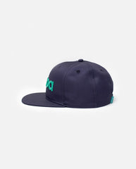 Gorra plana azul con logo