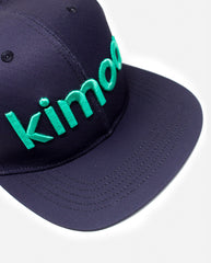 Gorra plana azul con logo